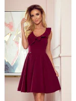 POLA - Dámske šaty vo vínovej bordovej farbe s volánikmi vo výstrihu 307-3 POLA - Dámske šaty vo vínovej bordovej farbe s volánikmi vo výstrihu 307-3