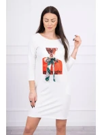 Pozoruhodné 3D grafické šaty vo farbe ecru