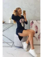 Šaty s dlhším chrbtom a farebnou potlačou v tmavo modrej farbe