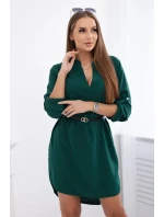 Šaty s dlhším zadným dielom a pásom tmavozelenej farby