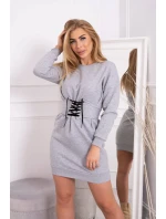 Zateplené šaty s ozdobným pásikom šedej