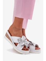 Skórzane Klapki Damskie Na Koturnie Z Ozdobnym Kwiatem Artiker 54C0538 Biało-Srebrne