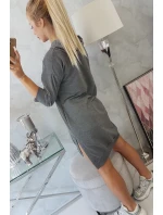 Šaty s kapucňou a dlhším chrbtom v grafitovej farbe Šaty s kapucňou a dlhším chrbtom v grafitovej farbe