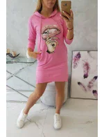 Šaty s dlhším chrbtom a farebnou svetlo ružovou potlačou