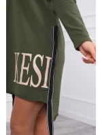 Šaty s kapucňou a khaki potlačou