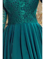 Dámske šaty v fľaškovo zelenej farbe s dlhším zadným dielom as čipkovaným výstrihom model 7213719 Dámske šaty v fľaškovo zelenej farbe s dlhším zadným dielom as čipkovaným výstrihom model 7213719