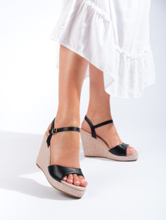 Jedinečné čierne sandále na klinoch pre ženy